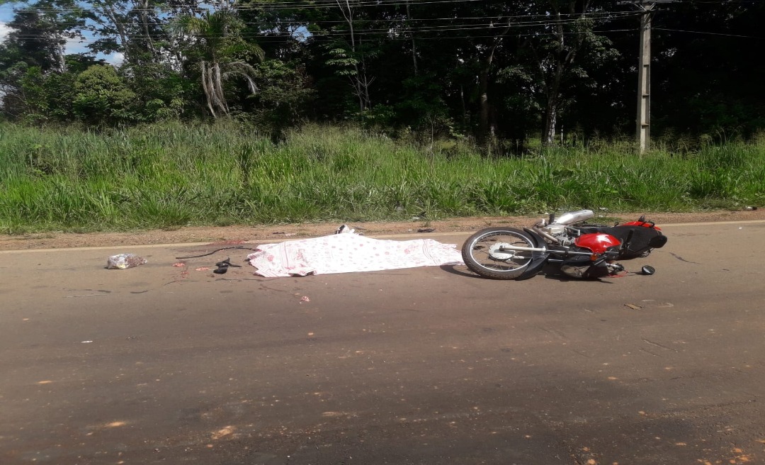 Motociclista é esmagado por carreta na BR-317 próximo a ZPE, no Quinari